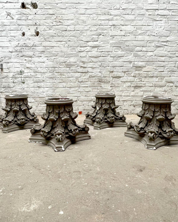 Anciens pieds de colonne grise avec leurs socles set