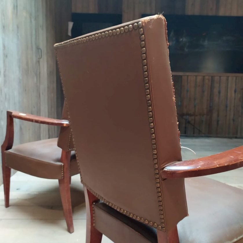 fauteuil en cuir marron usé clouté