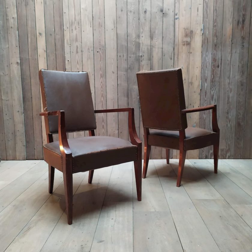 fauteuil en cuir marron usé clouté