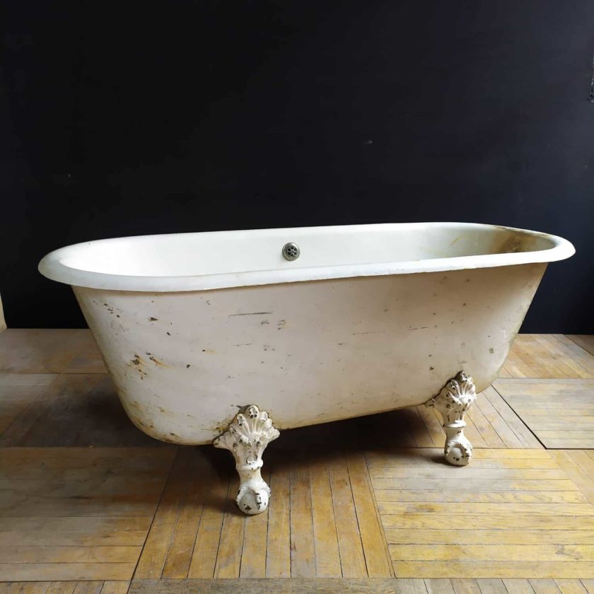Baignoire à pattes de lion ancienne.