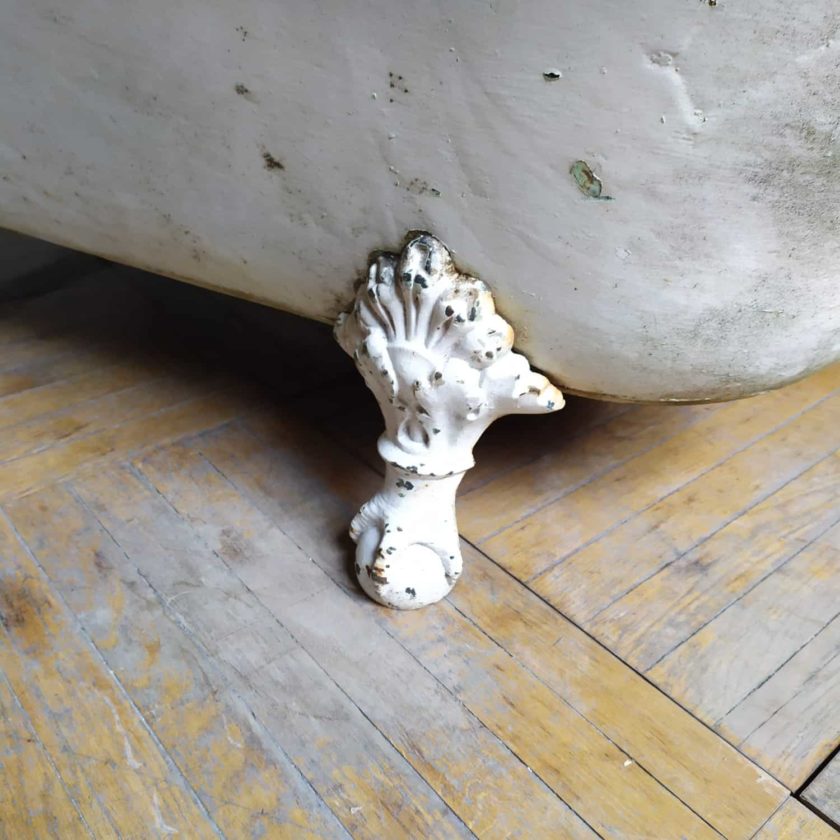 Baignoire à pattes de lion ancienne.