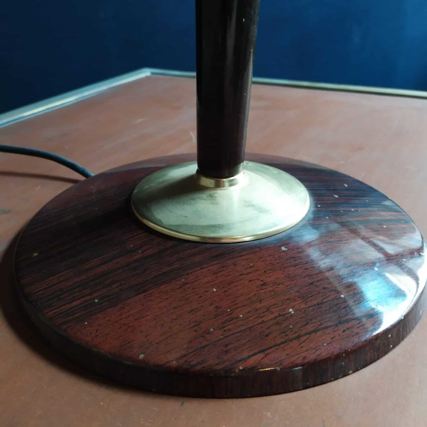 Lampe vintage avec pied en bois et coupelle en verre.