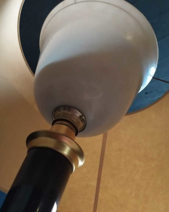 Lampe vintage avec pied en bois et coupelle en verre.