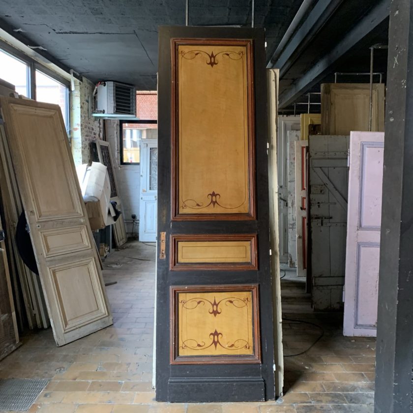 porte haussmannienne avec peinture à la main