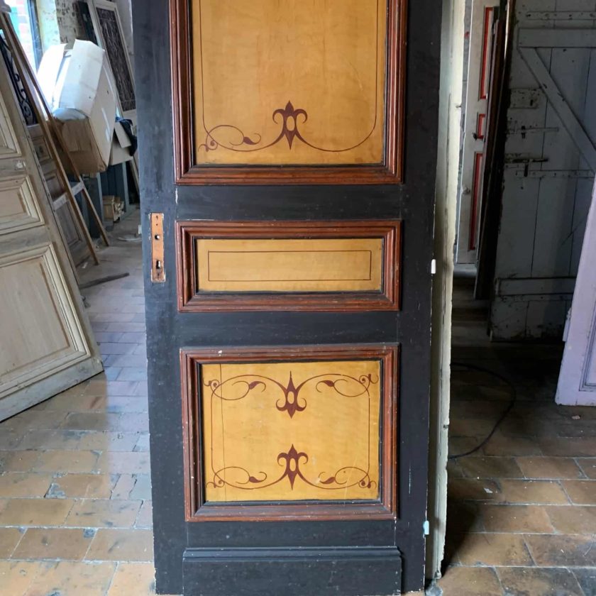 porte haussmannienne avec peinture à la main zom