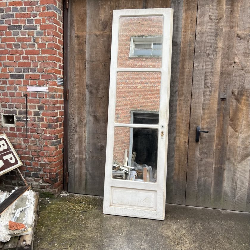 porte ancienne avec miroir