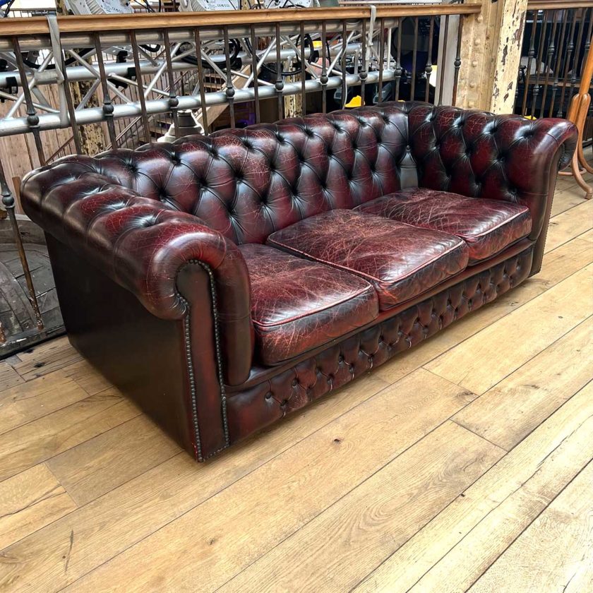 Chesterfield rouge side 1