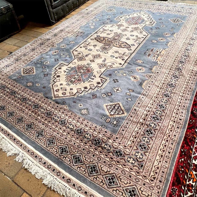 Grand tapis bleu claire