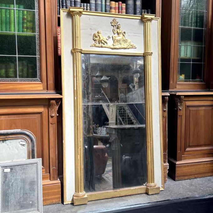 Trumeau en stuck et dorure de style directoire