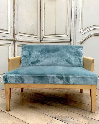 Banquette moderne avec tissu en velours bleu