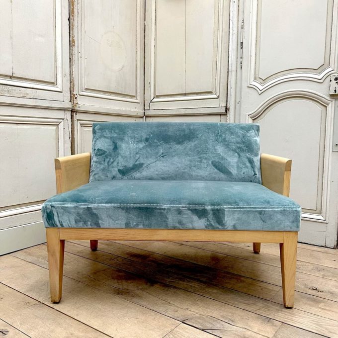 Banquette moderne avec tissu en velours bleu