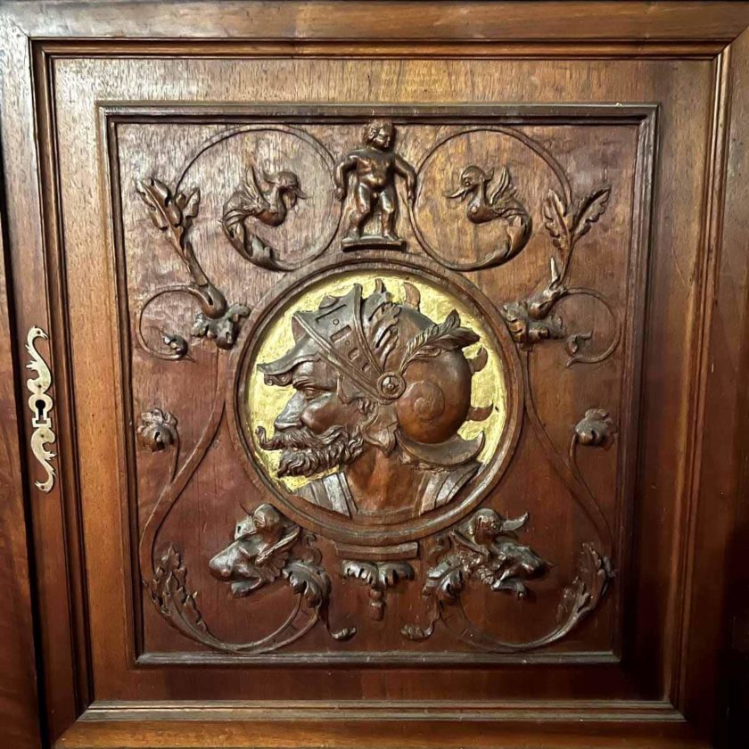Boiserie bibliothèque avec dorure zoom details