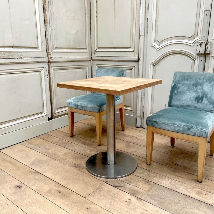 Chaise moderne avec tissu en velours bleu