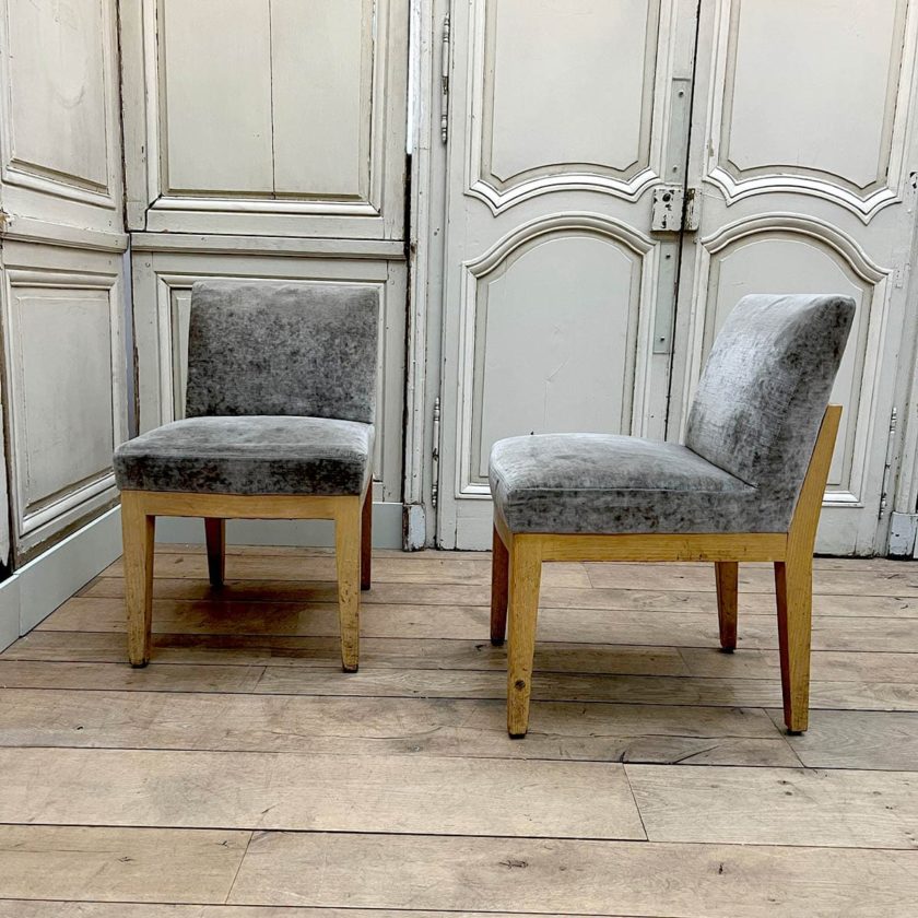 Chaise moderne avec tissu en velours gris