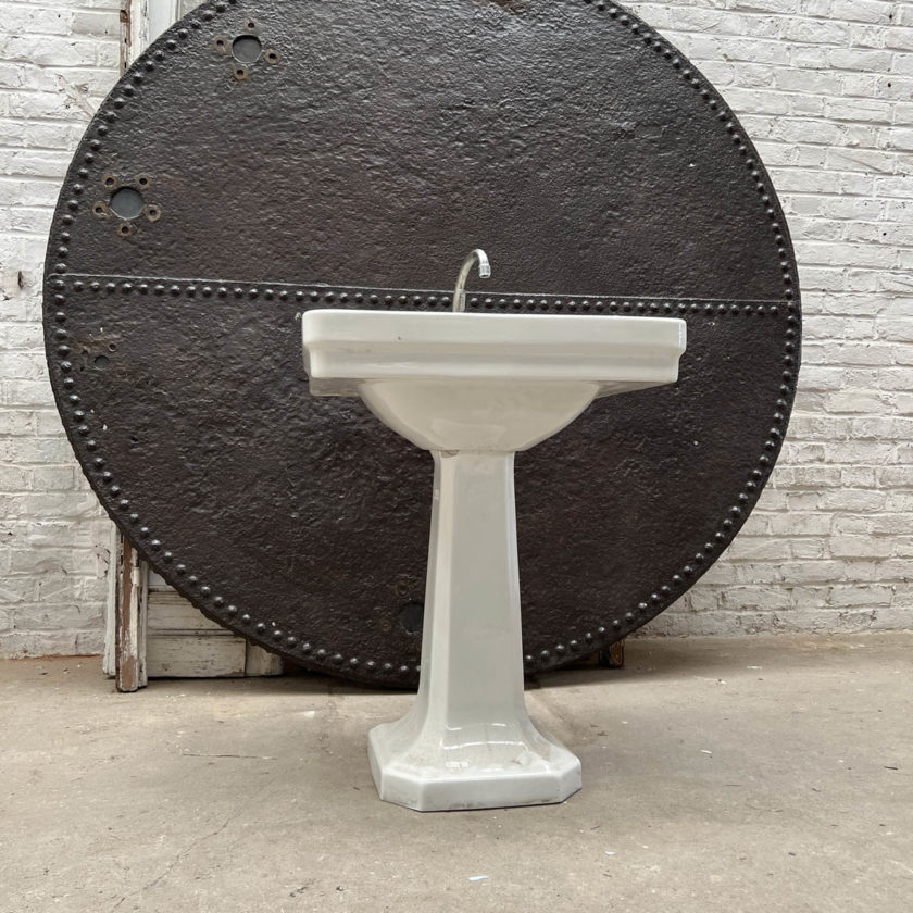 Lavabo ancien sur pied