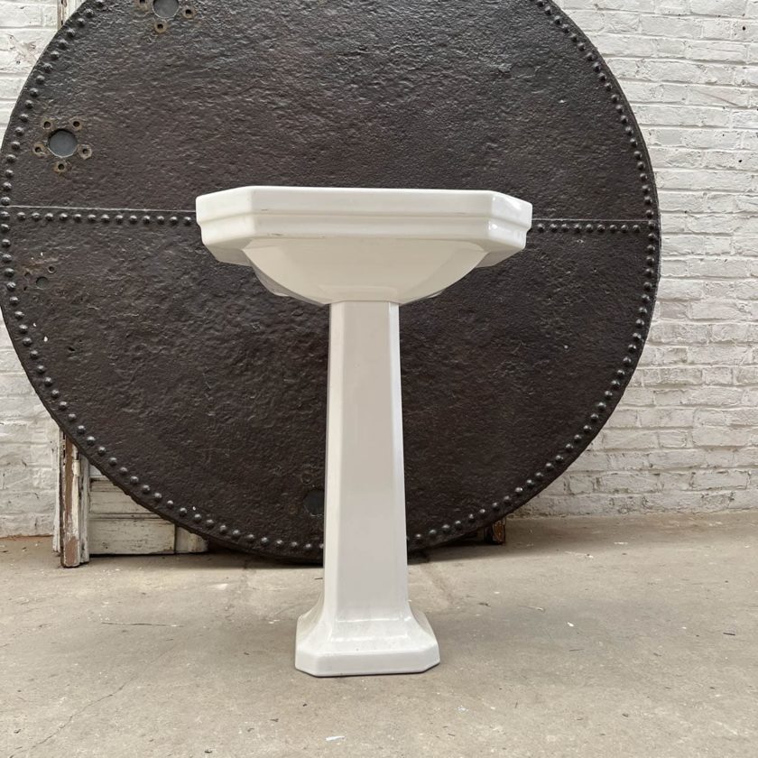 Lavabo ancien sur pied