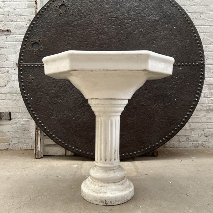 Lavabo ancien sur pied
