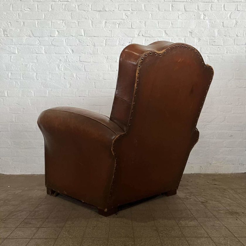 Fauteuil club moustache en cuir vintage