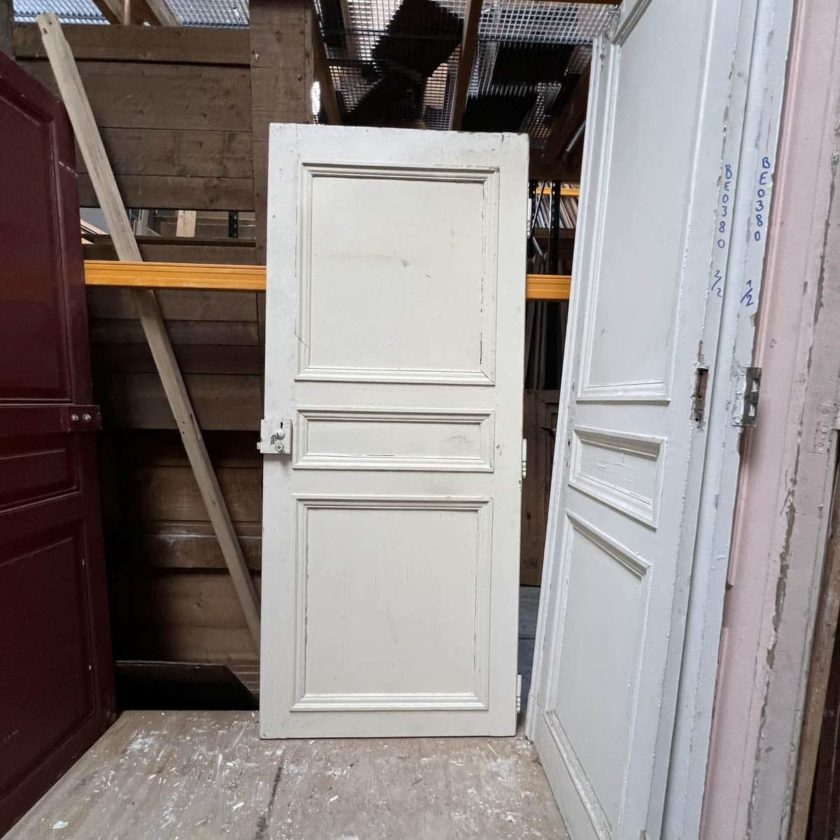 Ajoutez une touche de charme parisien et d'élégance classique à votre intérieur avec cette porte ancienne de style haussmannien. Mesurant 89 cm de large par 208,5 cm de hauteur