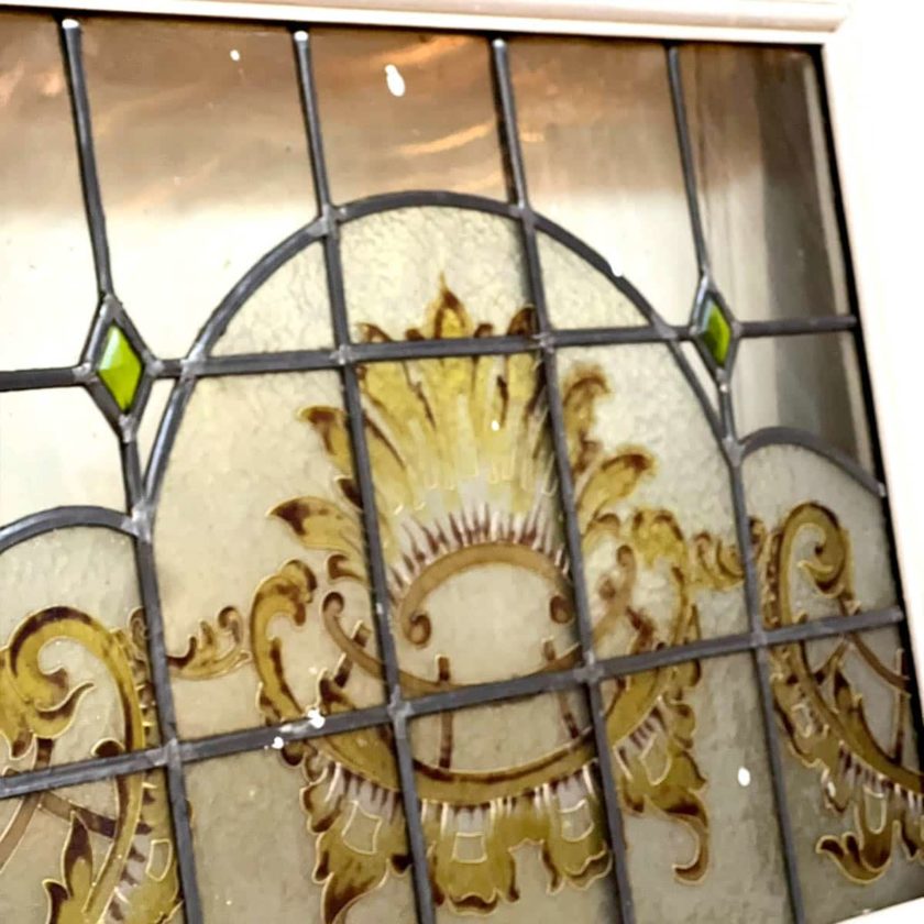 Triptyque et imposte à vitraux au motif de vigne