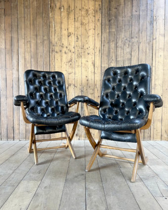 Paire de fauteuils au design élégant et confortable, parfaits pour ajouter une touche de charme et de raffinement à votre intérieur.
