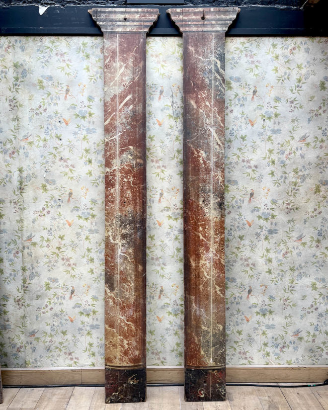 Paires de colonnes de scène en bois peintes en faux marbre et d'après l'Antique