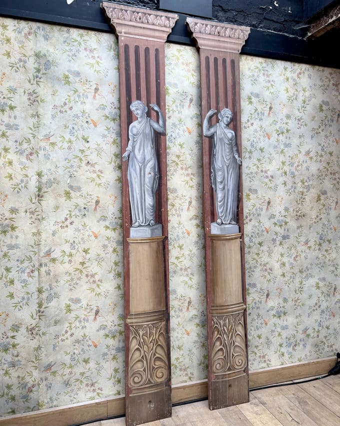 Paires de colonnes de scène en bois peintes en faux marbre et d'après l'Antique.