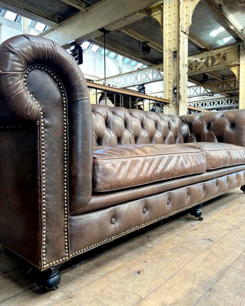 Canapé chesterfield en cuir couleur Taupe down