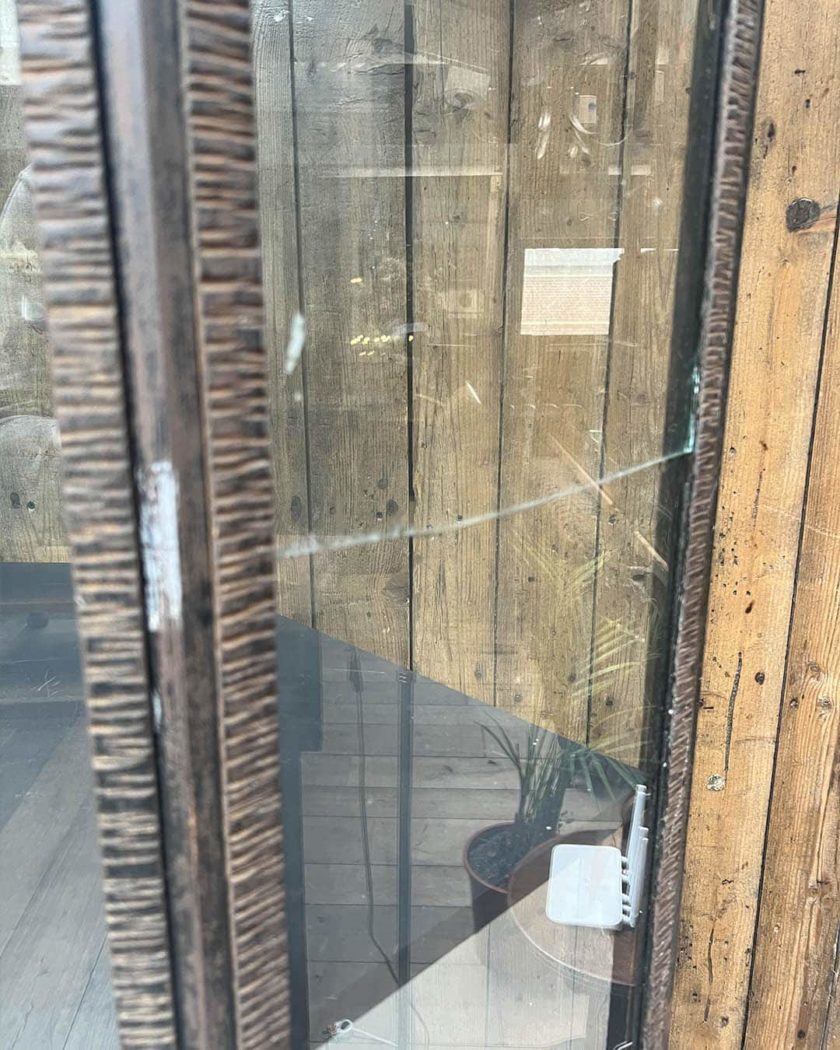 Vitrine en fer martelé