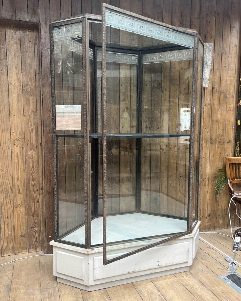 Vitrine en fer martelé