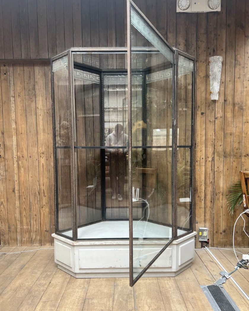Vitrine en fer martelé