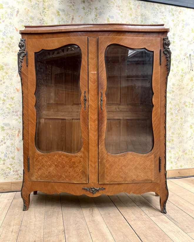 Vitrine de style Louis XV front