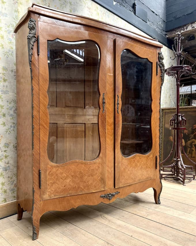 Vitrine de style Louis XV 1