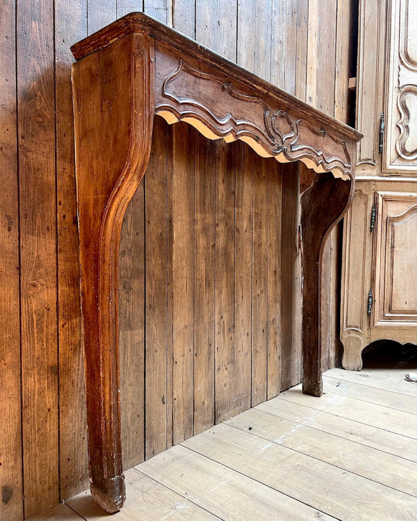 Cheminée en chêne d'esprit Louis XV down