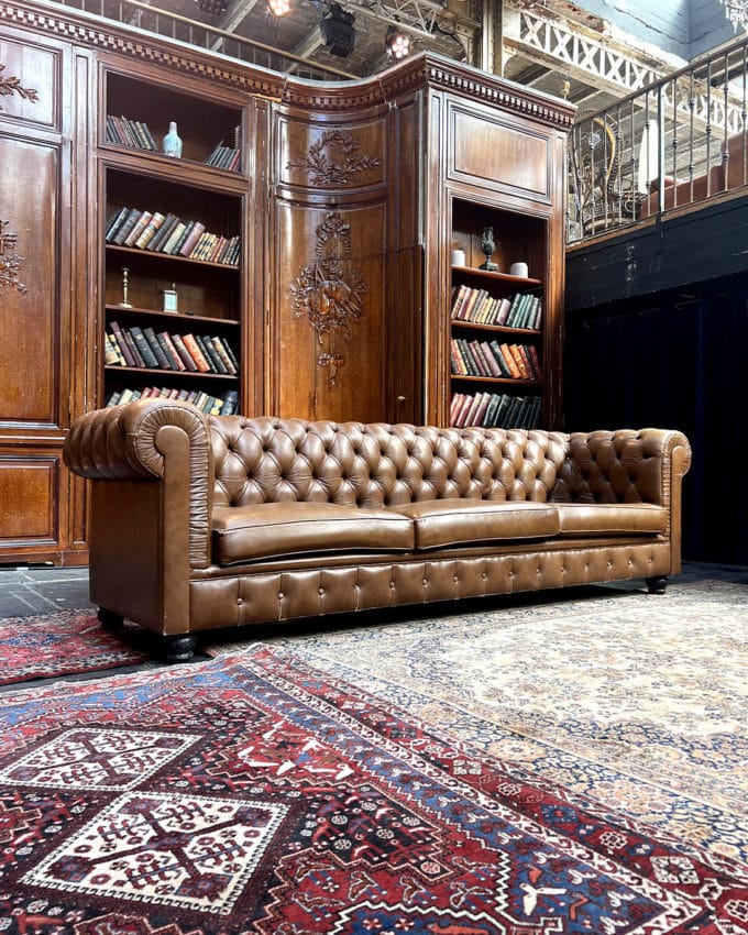 Canapé chesterfield en cuir capitonné