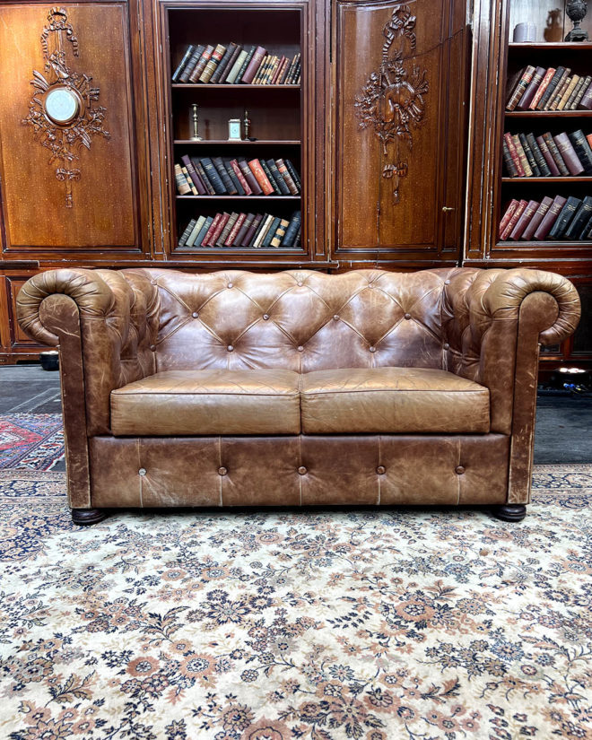 Canapé Chesterfield 2 places en cuir capitonné