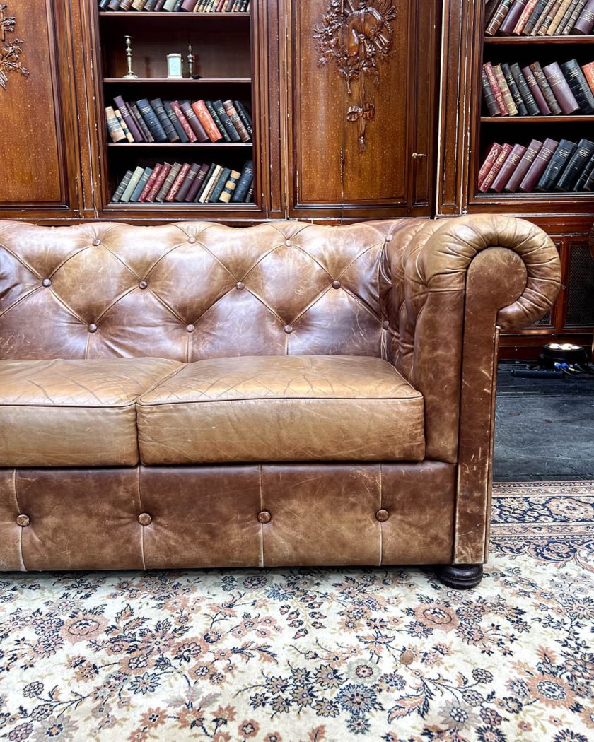 Canapé Chesterfield 2 places en cuir capitonné